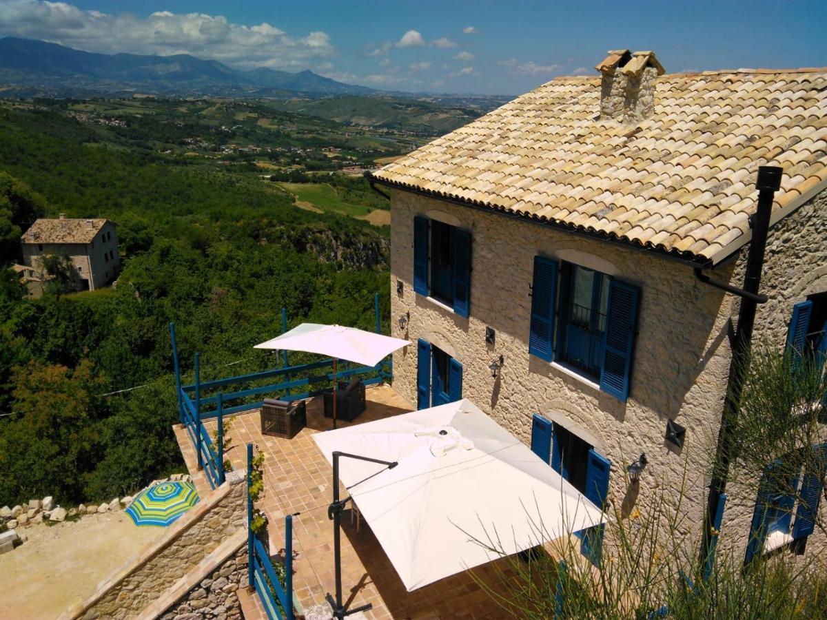 La Casa Dalle Finestre Blu Abbateggio Exterior photo