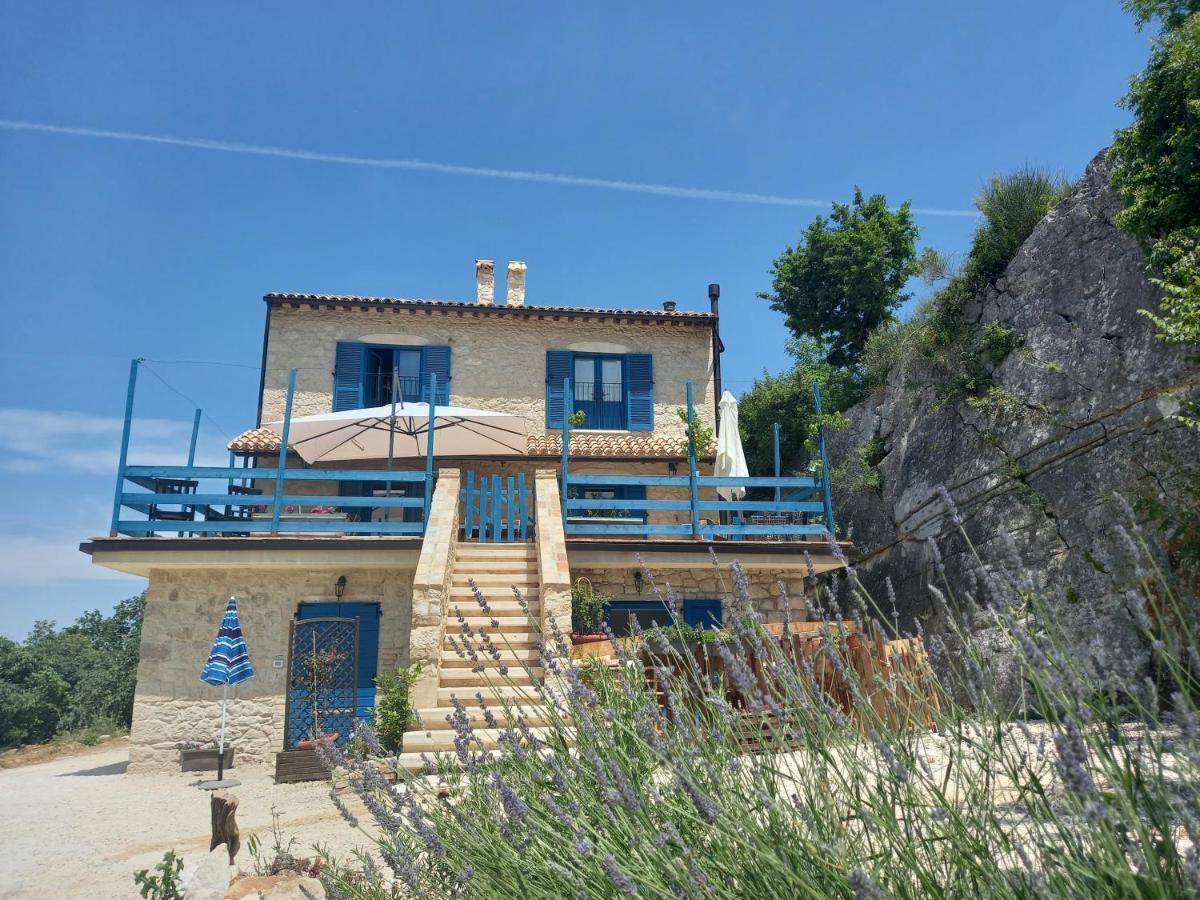 La Casa Dalle Finestre Blu Abbateggio Exterior photo