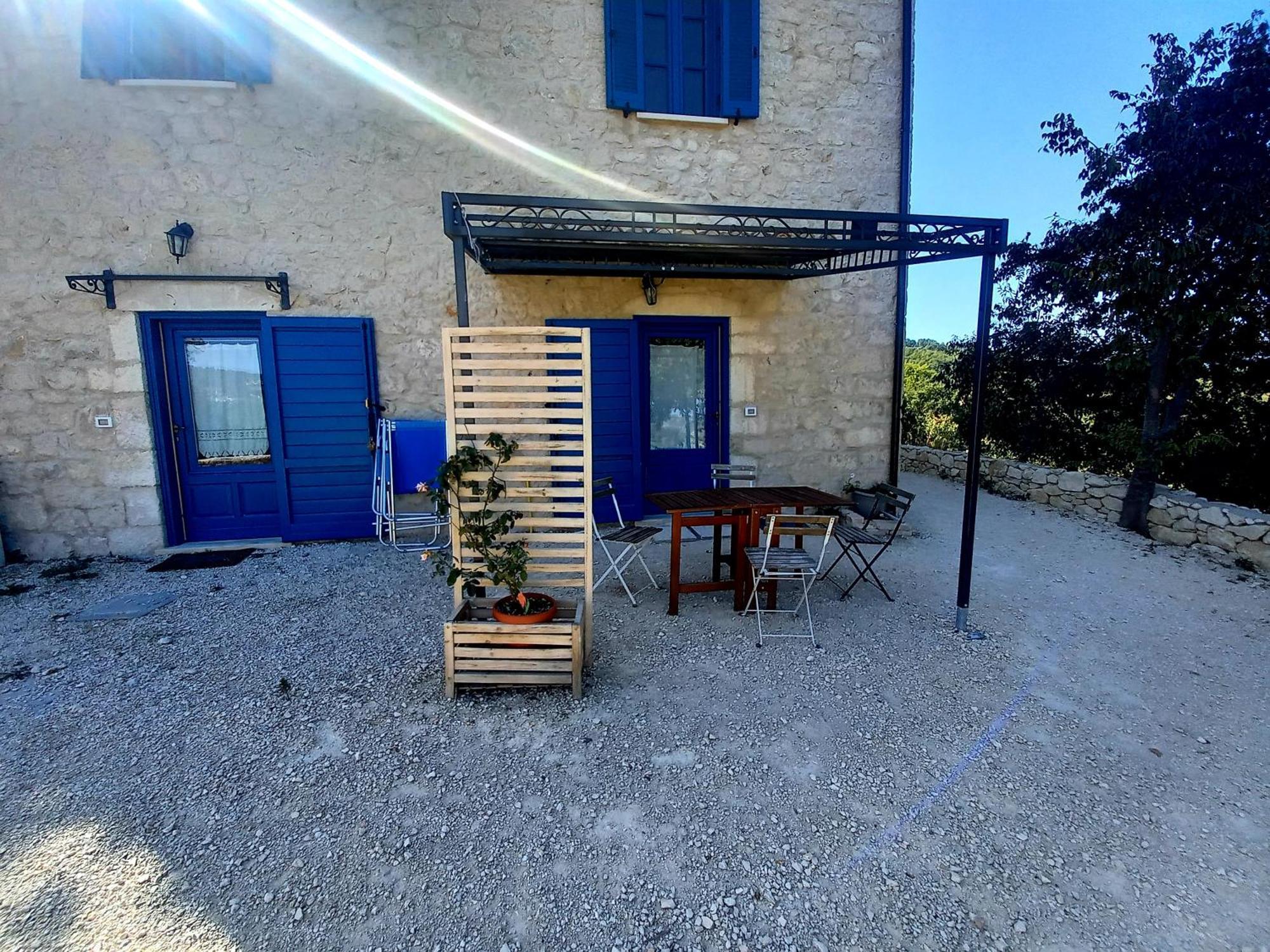 La Casa Dalle Finestre Blu Abbateggio Exterior photo